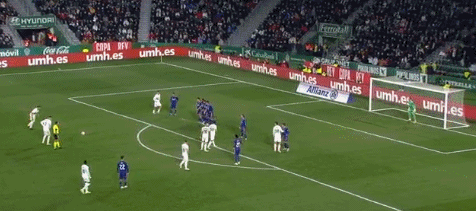 庆祝欧洲杯夺冠，英格兰女足前锋凯莉在伦敦街头跳舞